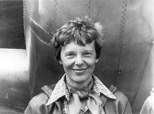File:Amelia Earhart standing under nose of her Lockheed Model 10-E Electral.jpg